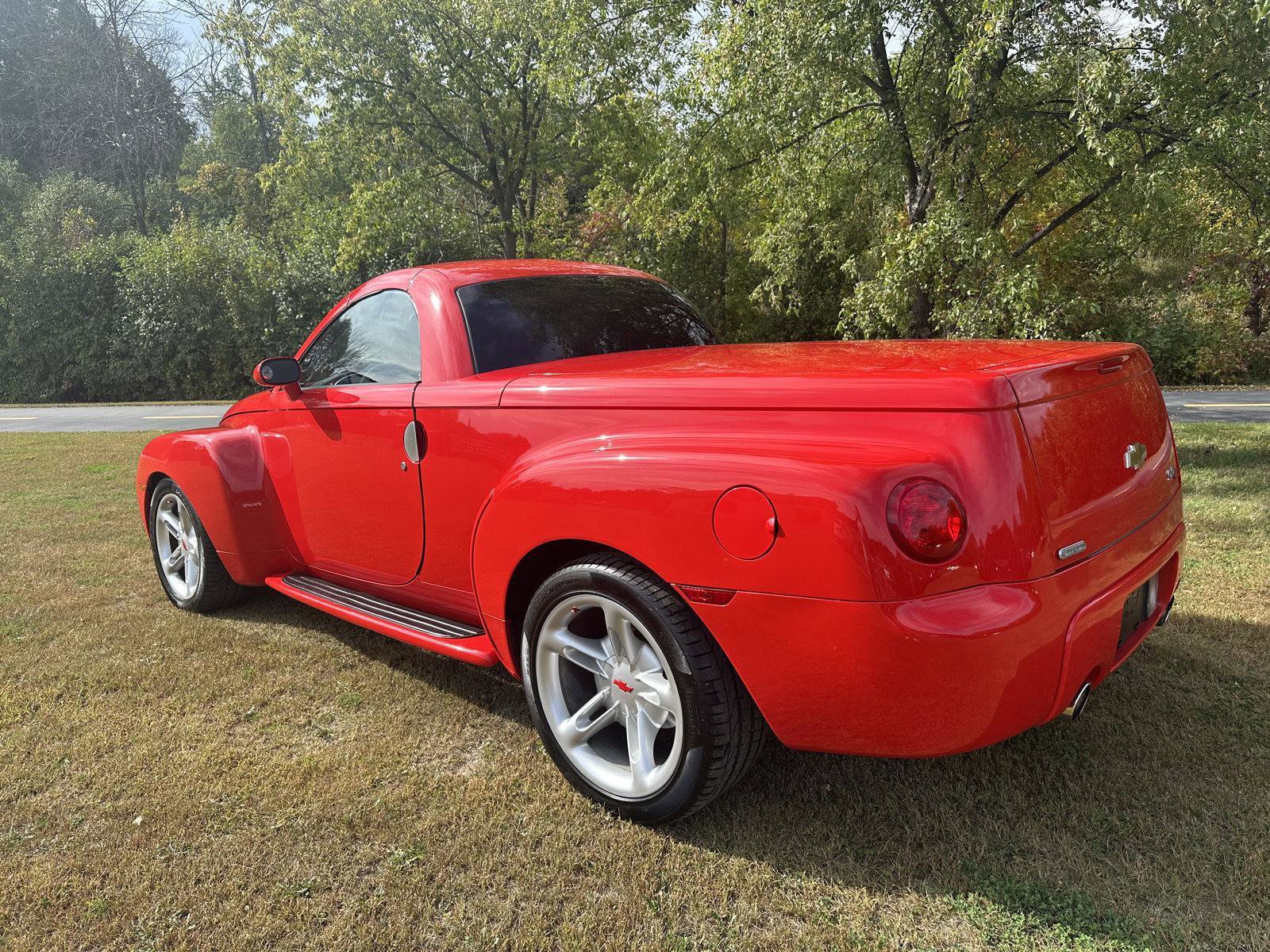 Used 2004 Chevrolet SSR w/ Preferred Equipment Group RWD image 3