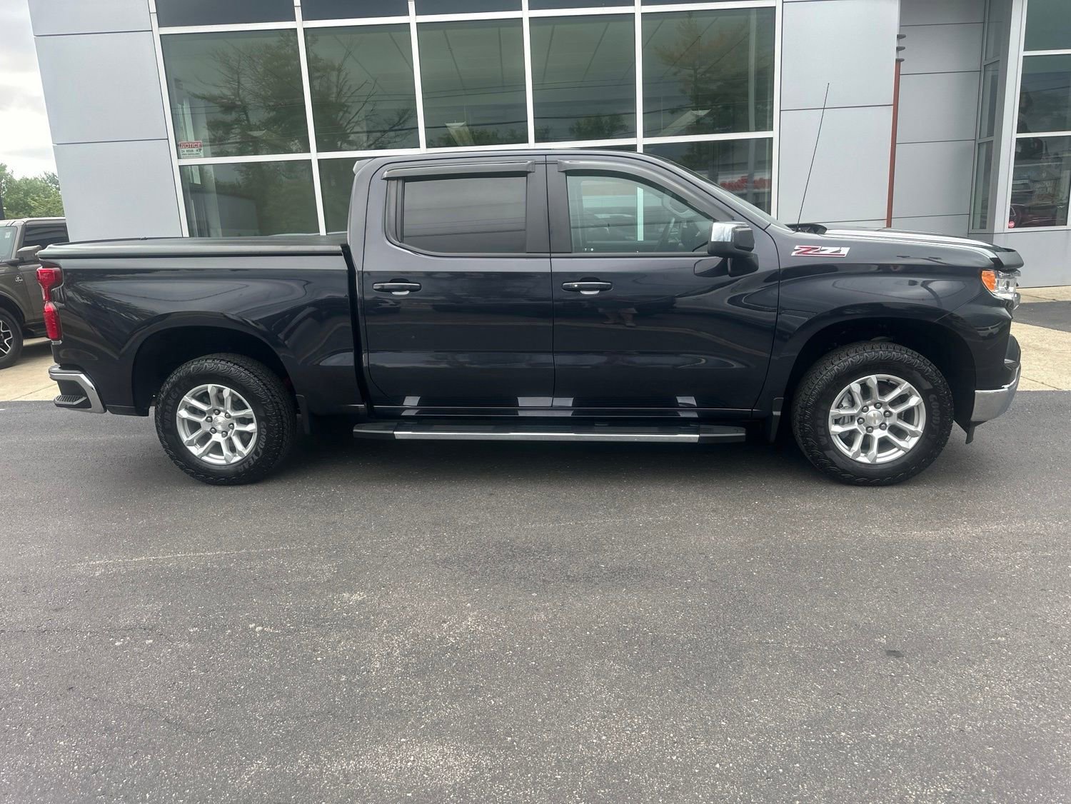 Used 2024 Chevrolet Silverado 1500 LT w/ Z71 Off-Road Package AWD/4WD image 2
