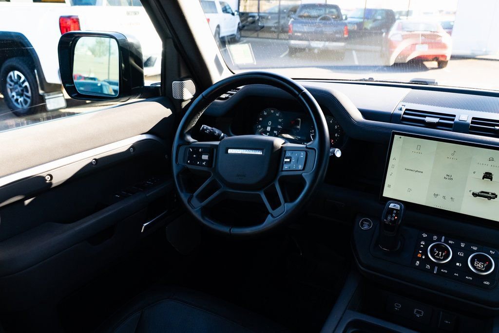 Used 2023 Land Rover Defender 130 X-Dynamic SE image 9