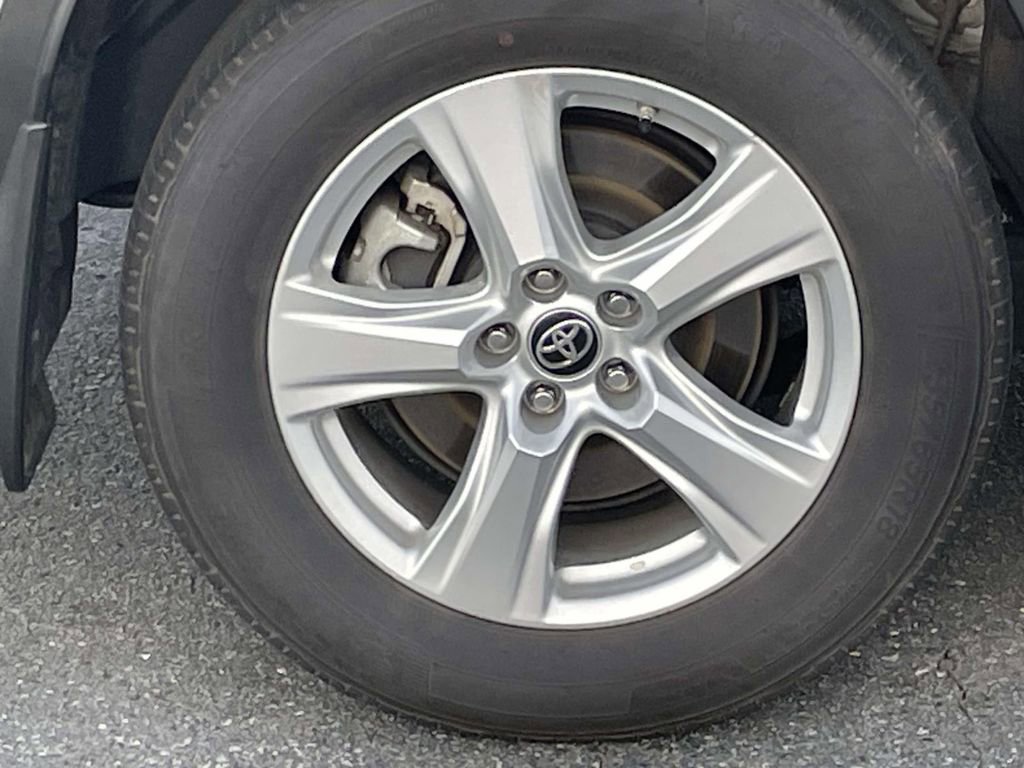 Used 2024 Toyota Highlander LE image 12