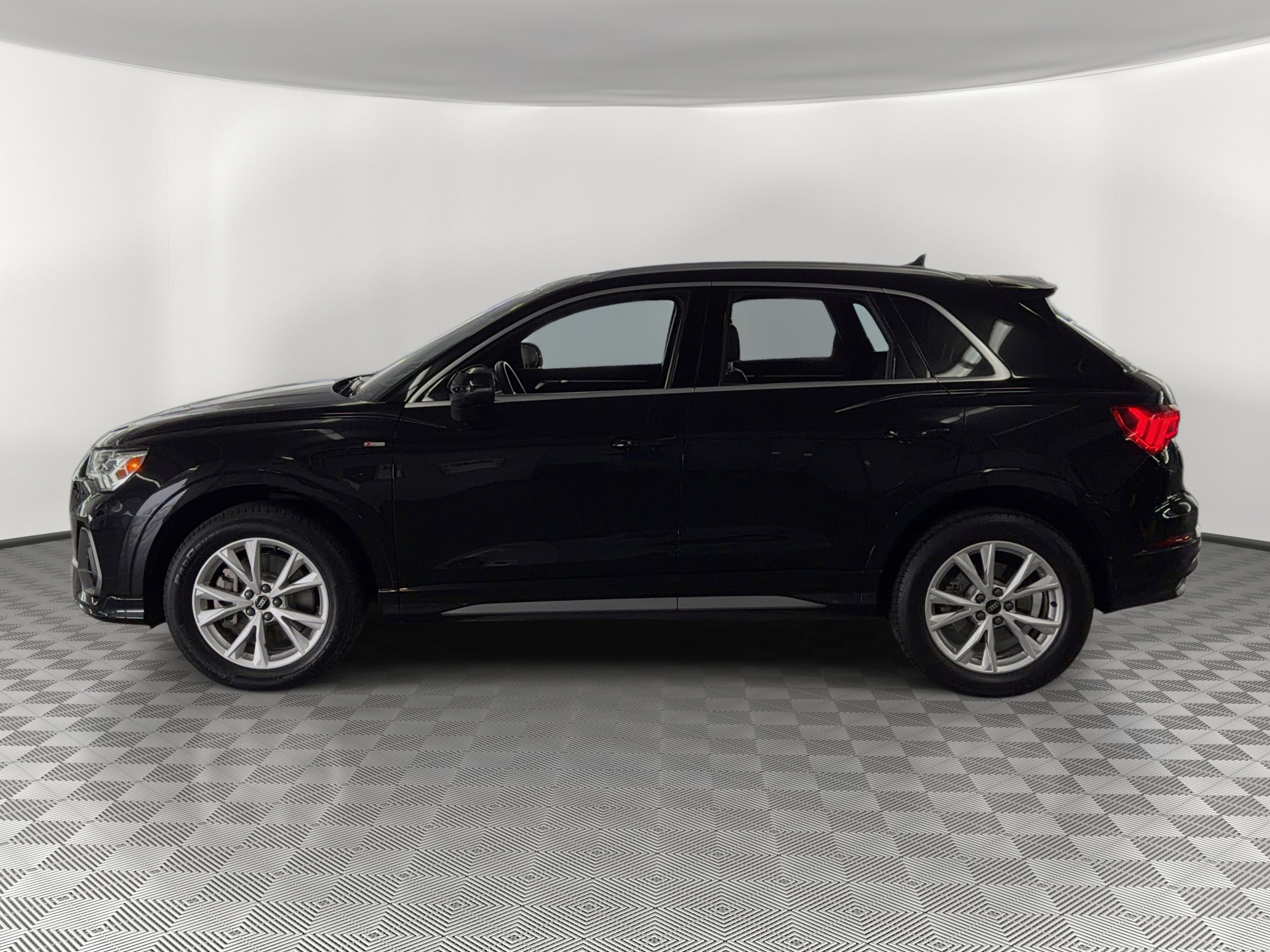 Certified 2025 Audi Q3 2.0T Premium w/ Convenience Package image 2