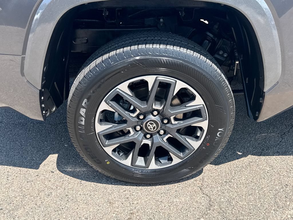 Used 2025 Toyota Tundra Limited AWD/4WD image 42
