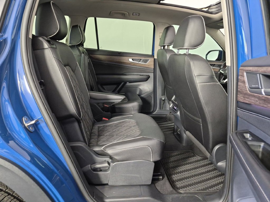 Used 2025 Volkswagen Atlas SEL Premium R-Line AWD/4WD image 35