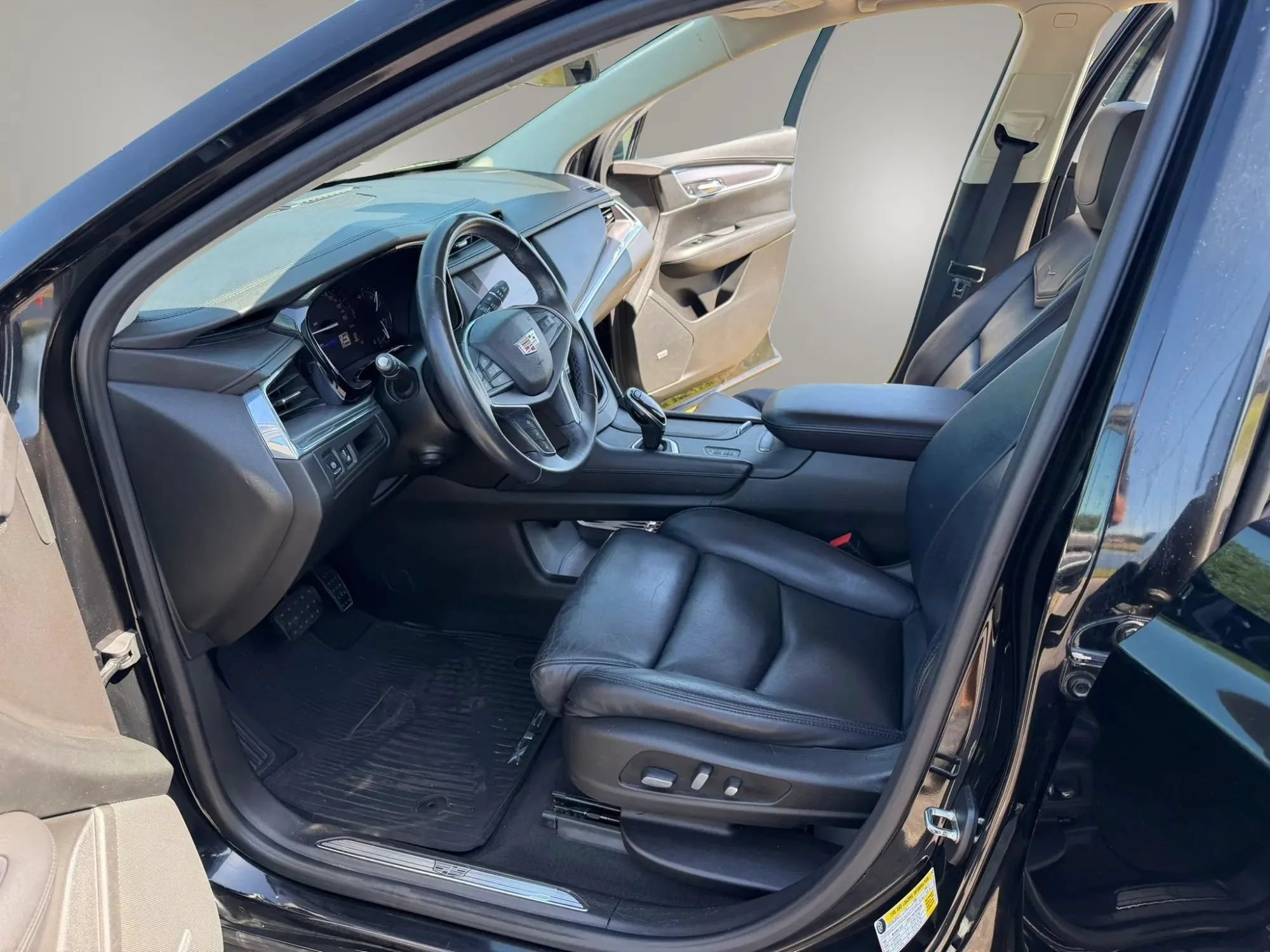 Used 2017 Cadillac XT5 Luxury w/ Driver Awareness Package AWD/4WD image 14