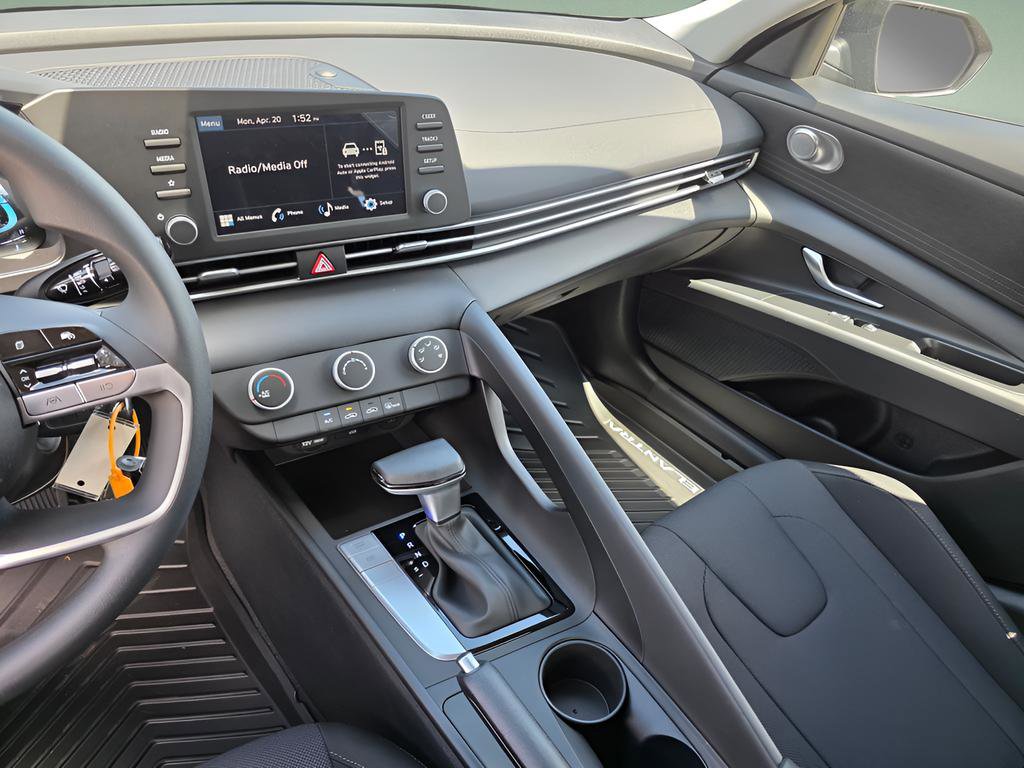 New 2026 Hyundai Elantra SE FWD image 17