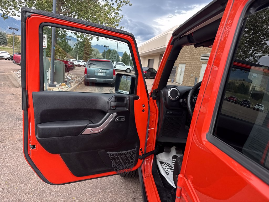 Used 2015 Jeep Wrangler Unlimited Rubicon w/ Connectivity Group AWD/4WD image 12