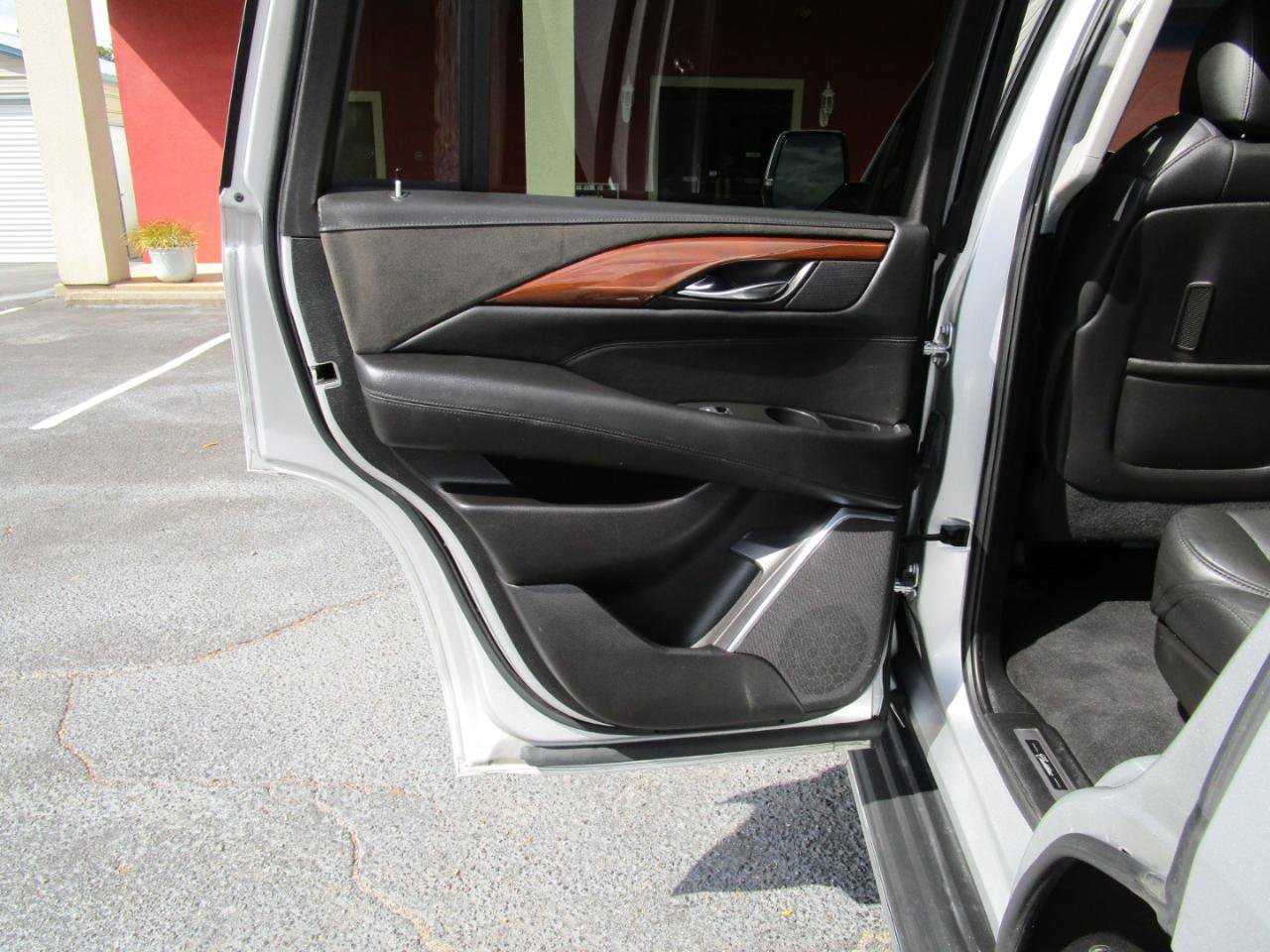 Used 2020 Cadillac Escalade Luxury RWD image 21