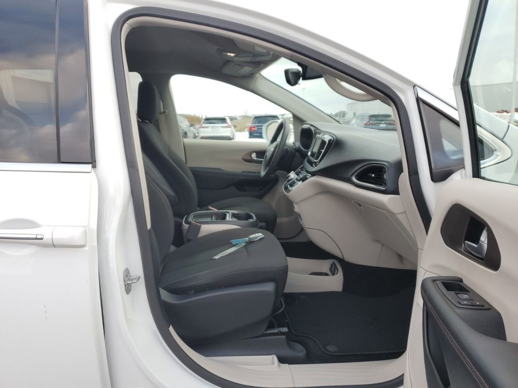 Used 2018 Chrysler Pacifica Touring Plus image 38