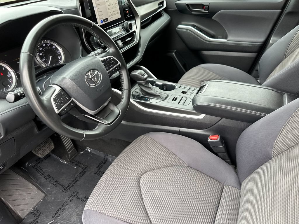 Used 2023 Toyota Highlander LE AWD/4WD image 9