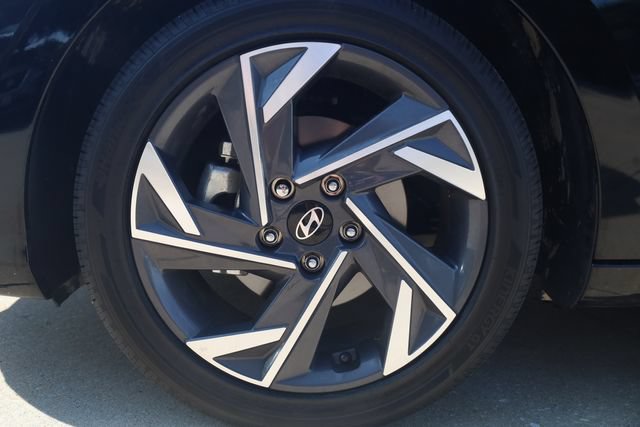 Certified 2025 Hyundai Elantra Limited FWD image 8