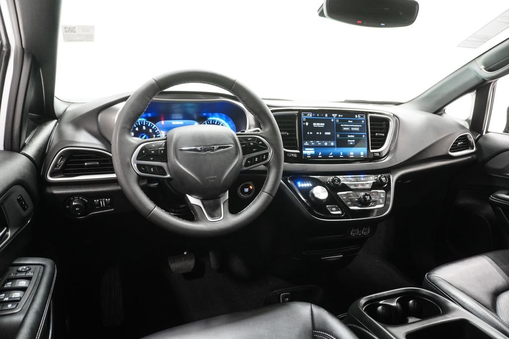 Used 2025 Chrysler Pacifica Select image 14
