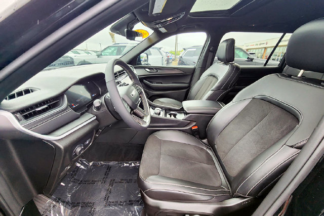 Used 2025 Jeep Grand Cherokee L Altitude AWD/4WD image 24