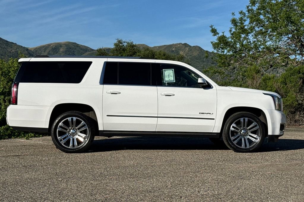 Used 2020 GMC Yukon XL Denali w/ Denali Premium Package image 3
