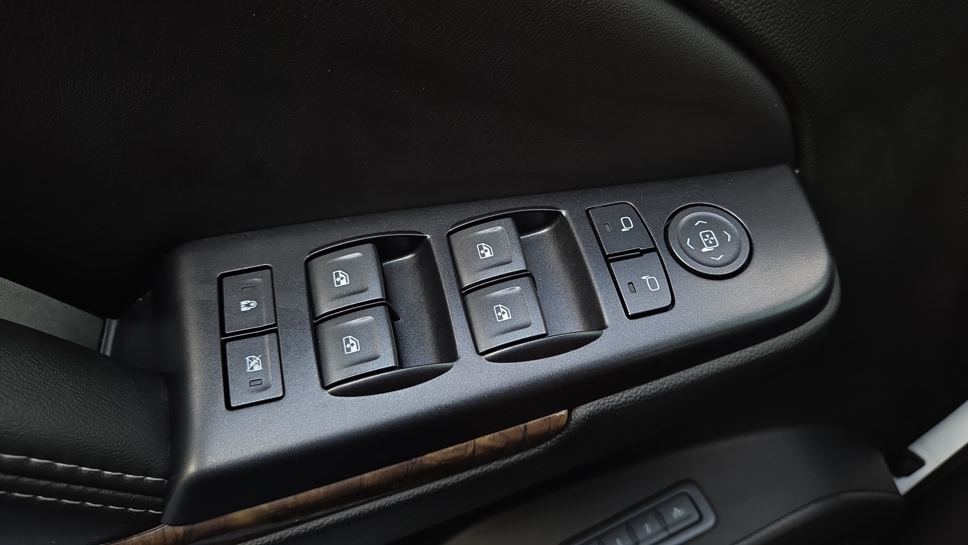 Used 2018 Chevrolet Suburban LT RWD image 31