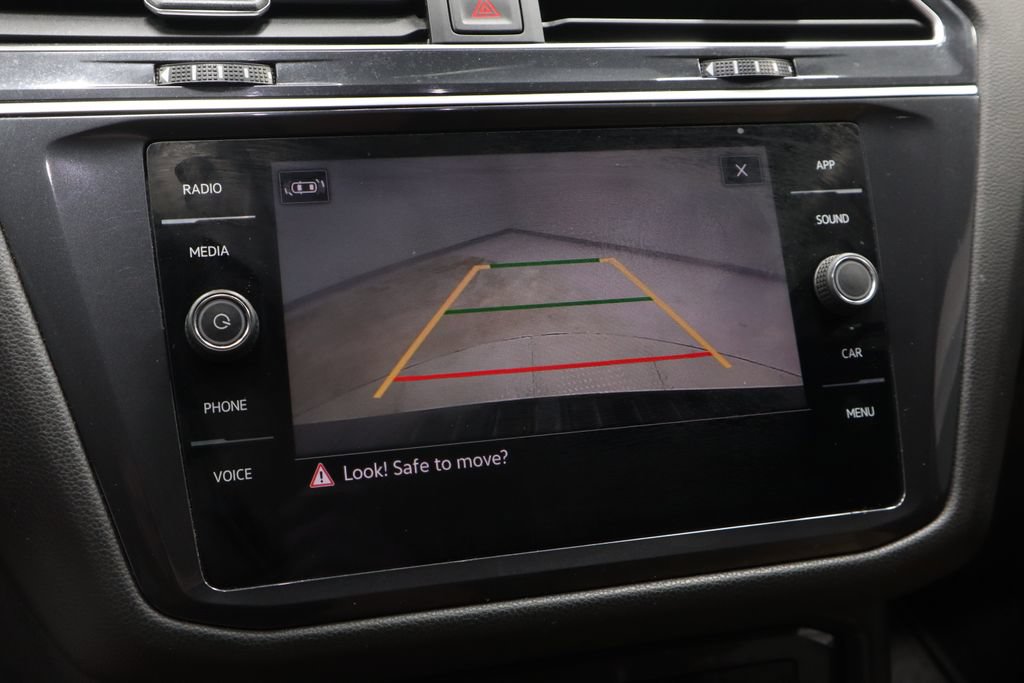 Used 2024 Volkswagen Tiguan SE w/ Panoramic Sunroof Package AWD/4WD image 2