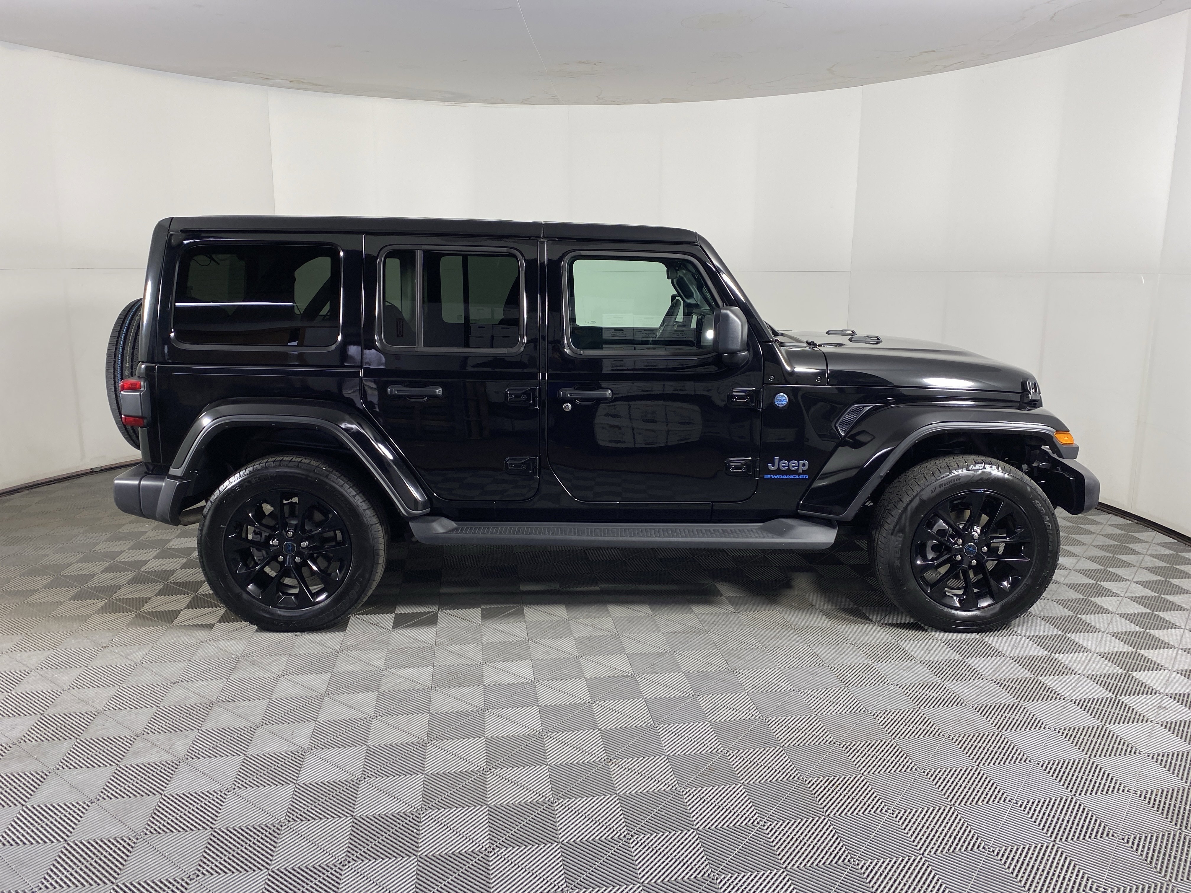 Used 2025 Jeep Wrangler Sahara AWD/4WD image 6
