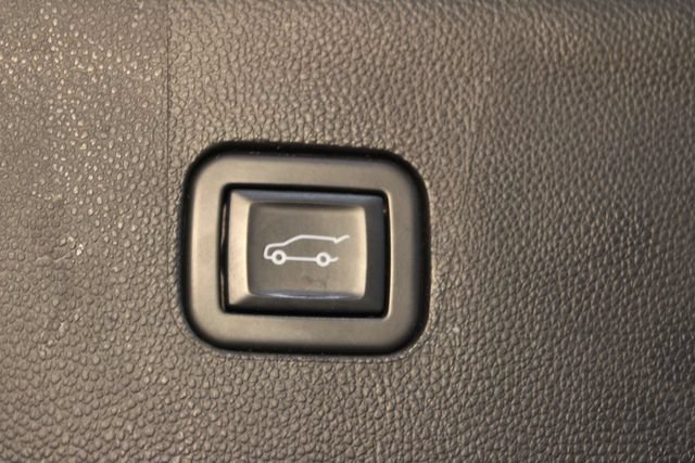 Used 2022 Buick Enclave Avenir w/ Avenir Technology Package AWD/4WD image 19
