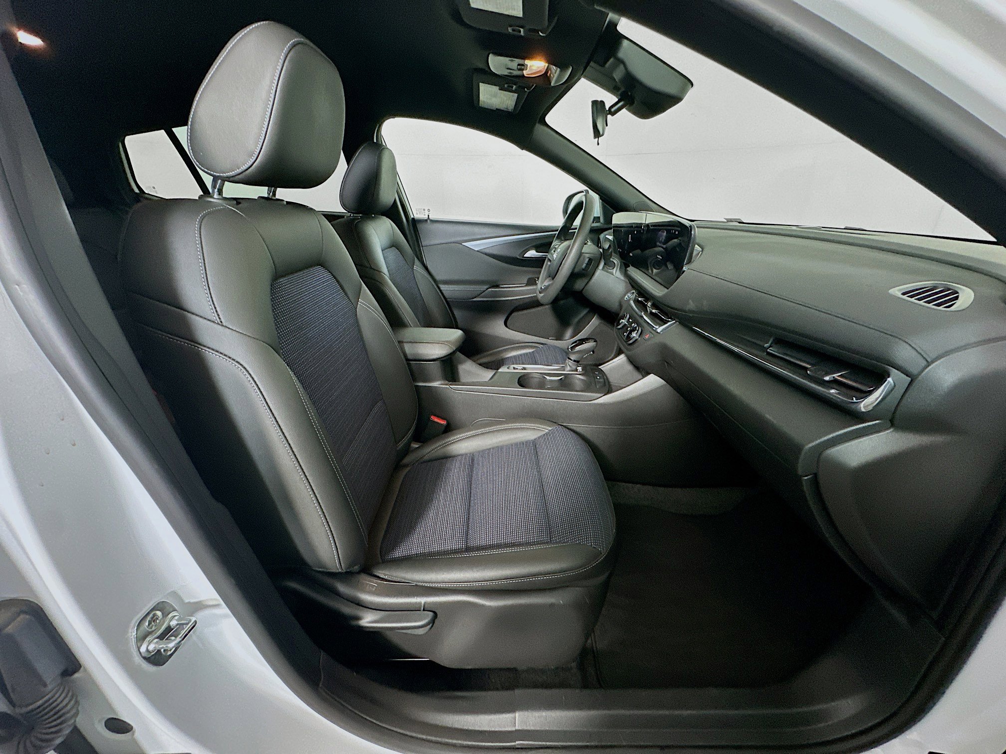 Used 2025 Buick Envista Preferred FWD image 30