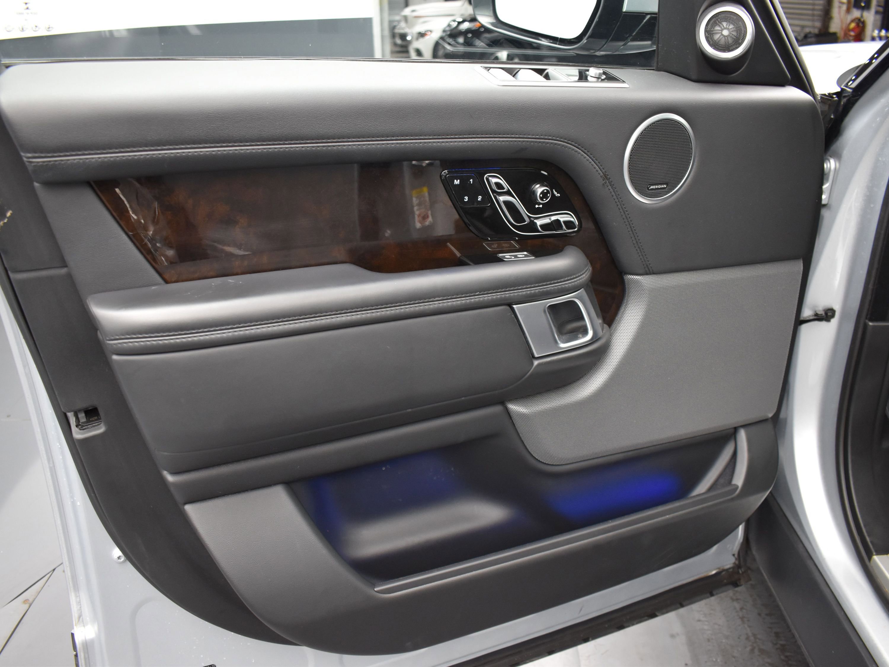 Used 2020 Land Rover Range Rover HSE image 9