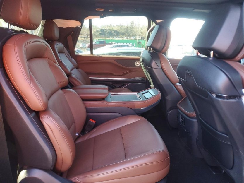 Used 2025 Lincoln Navigator Reserve image 9
