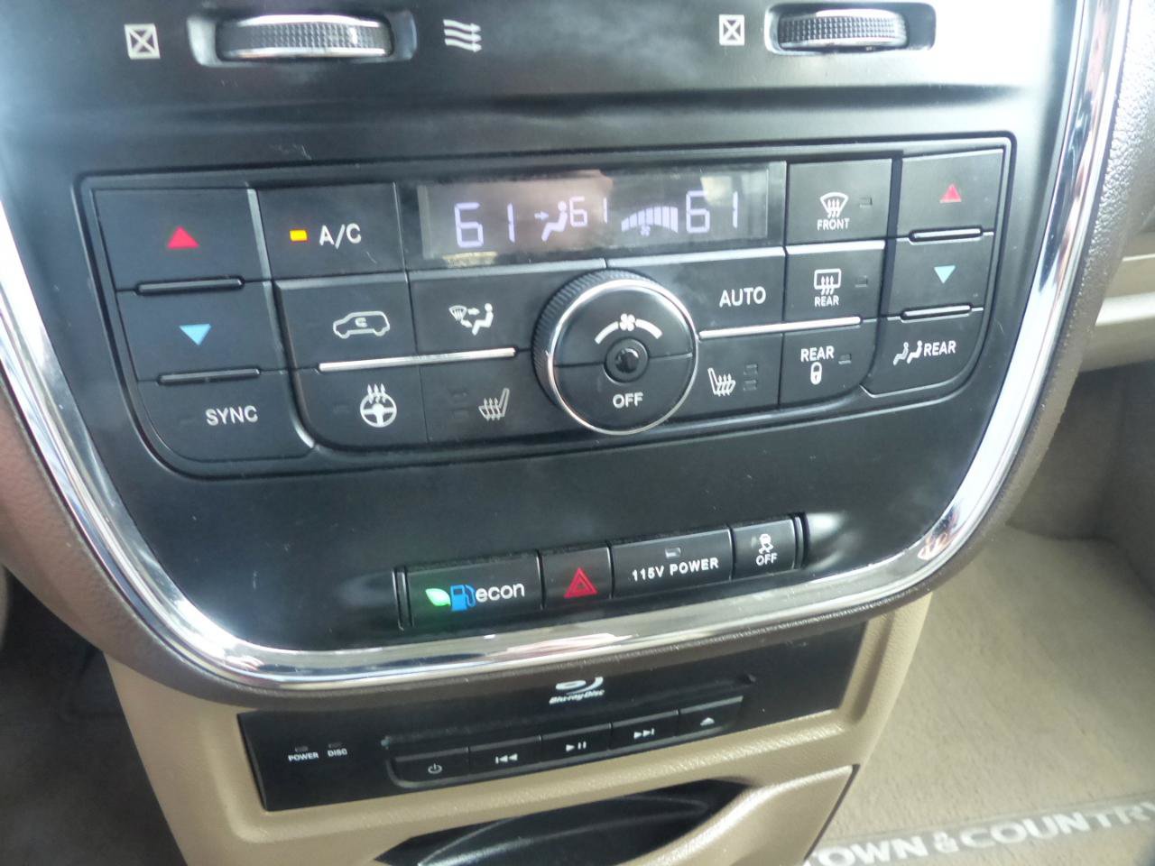 Used 2014 Chrysler Town & Country Touring-L w/ Driver Convenience Group FWD image 26