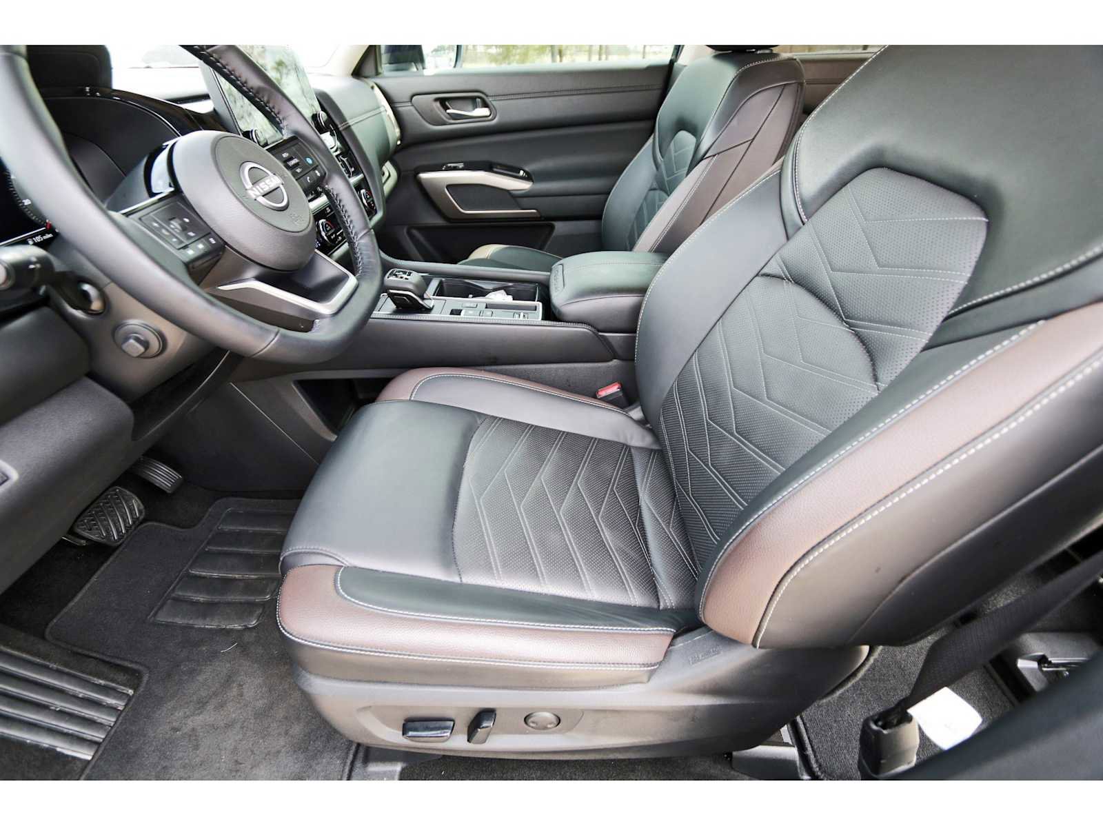 Used 2025 Nissan Pathfinder Platinum w/ Cargo Package image 12