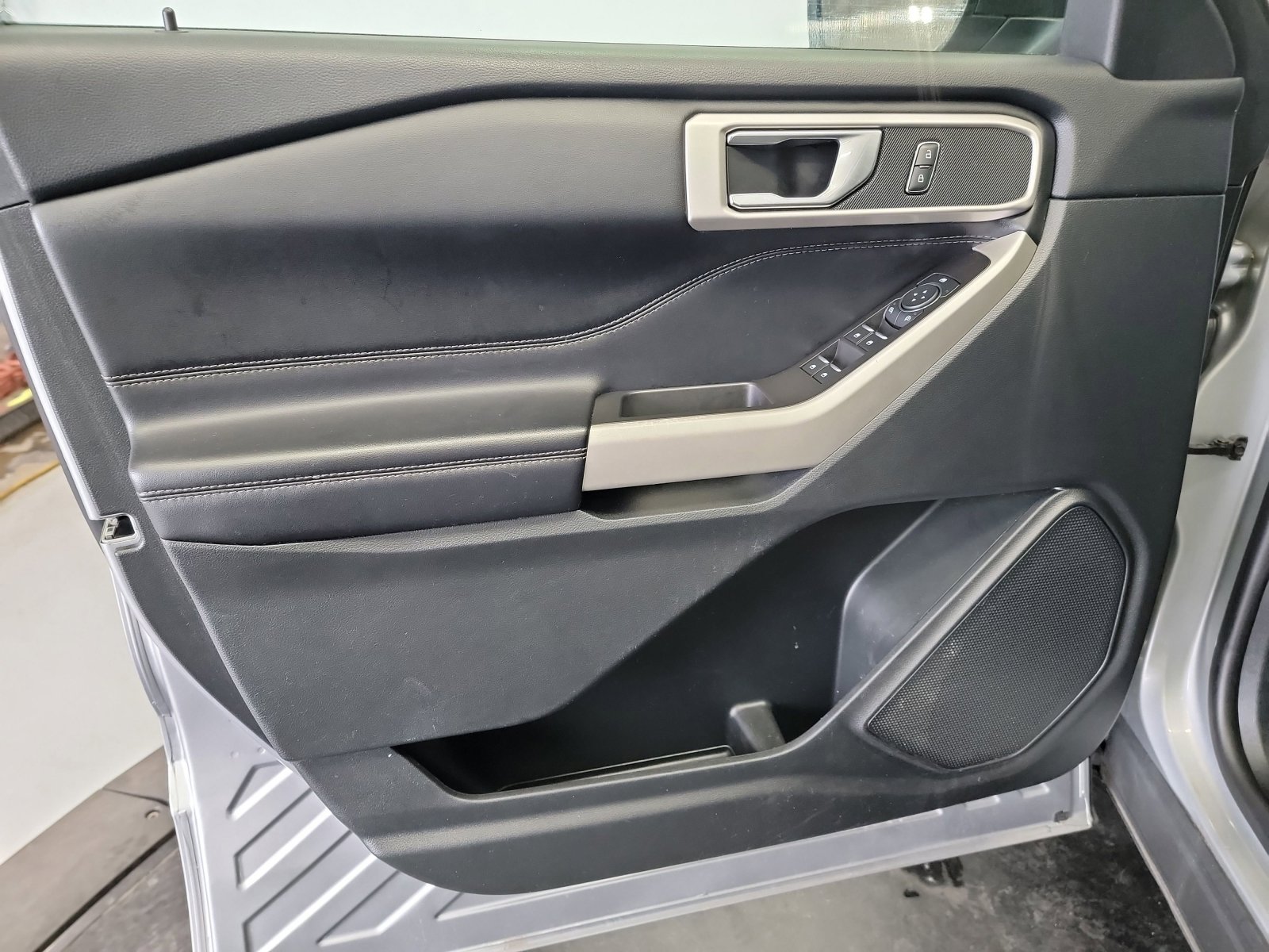 Used 2021 Ford Explorer XLT w/ Equipment Group 202A AWD/4WD image 8