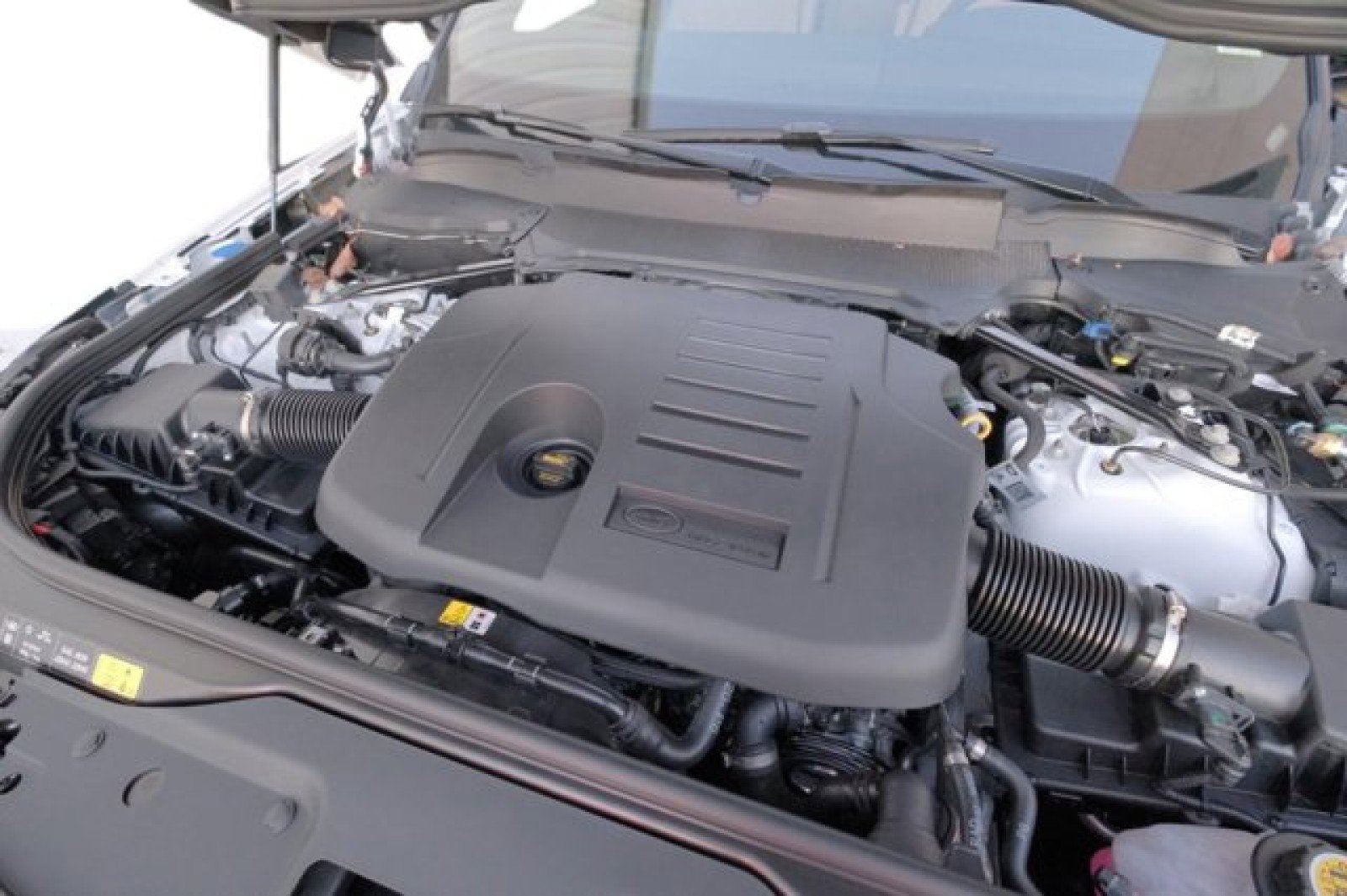 New 2025 Land Rover Discovery Dynamic SE image 9