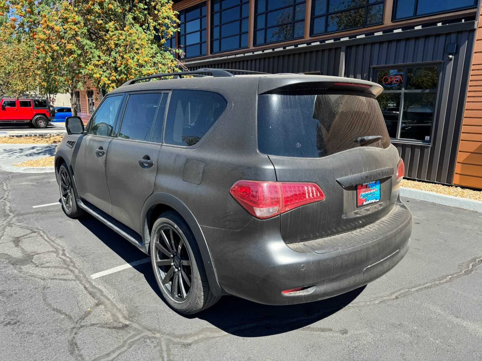 Used 2012 INFINITI QX56 4WD w/ Theater Pkg image 2
