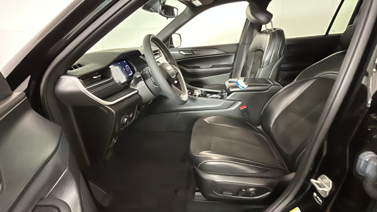 Used 2023 Jeep Grand Cherokee L Laredo AWD/4WD image 14