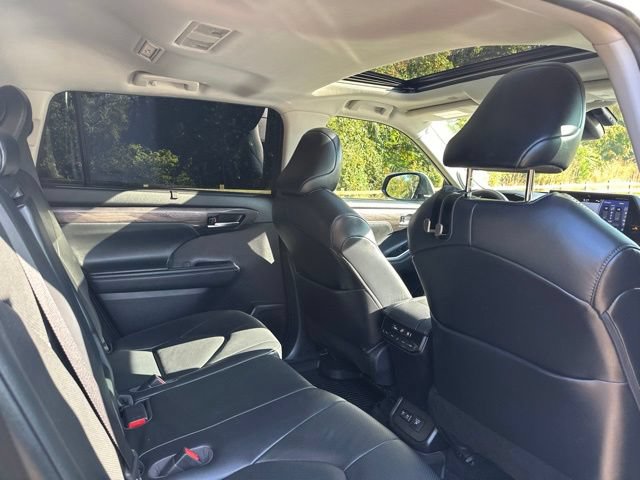 Used 2021 Toyota Highlander Limited AWD/4WD image 19