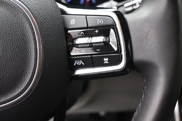 Used 2024 Kia Carnival EX FWD image 6