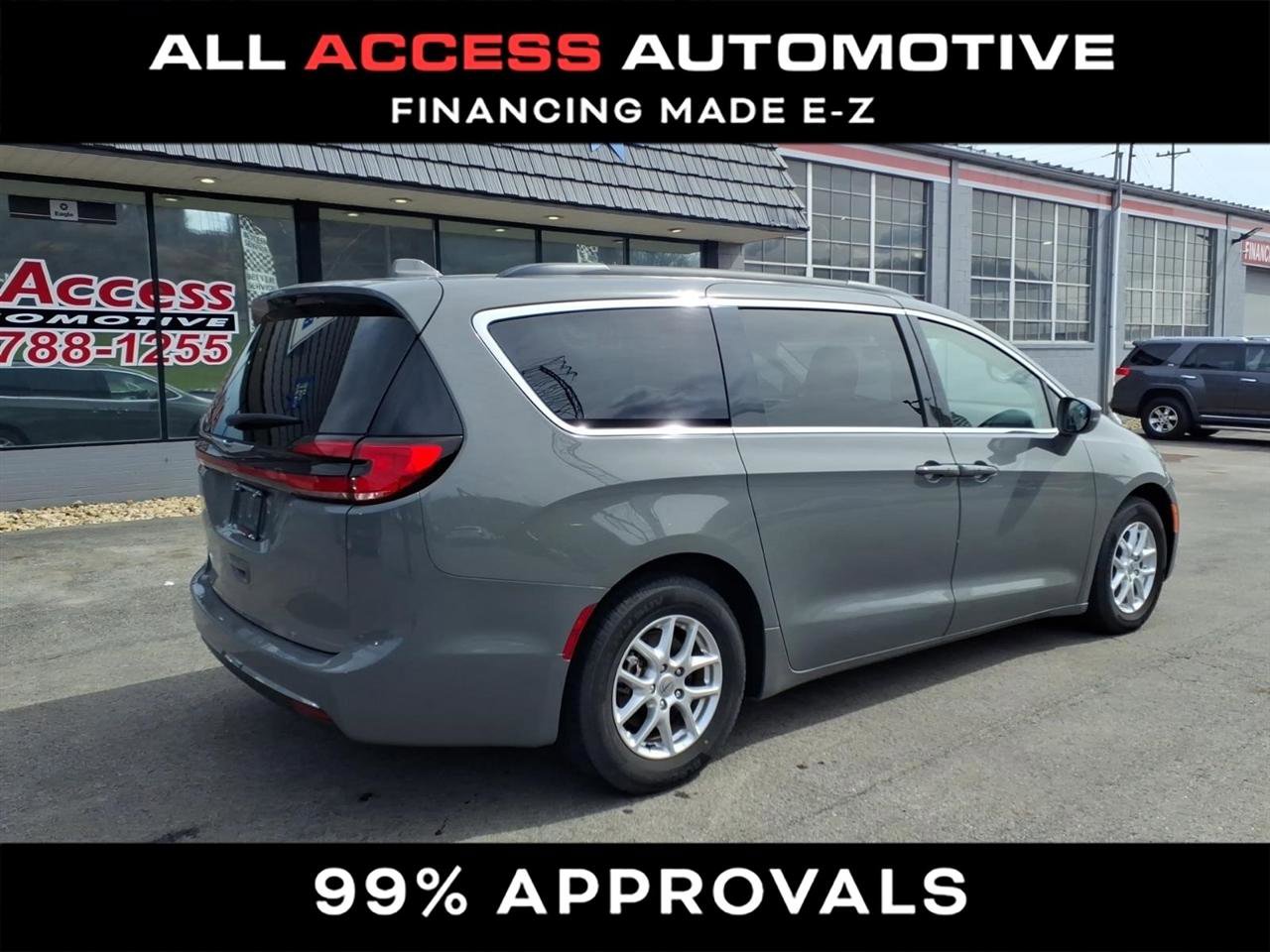 Used 2022 Chrysler Pacifica Touring-L image 2