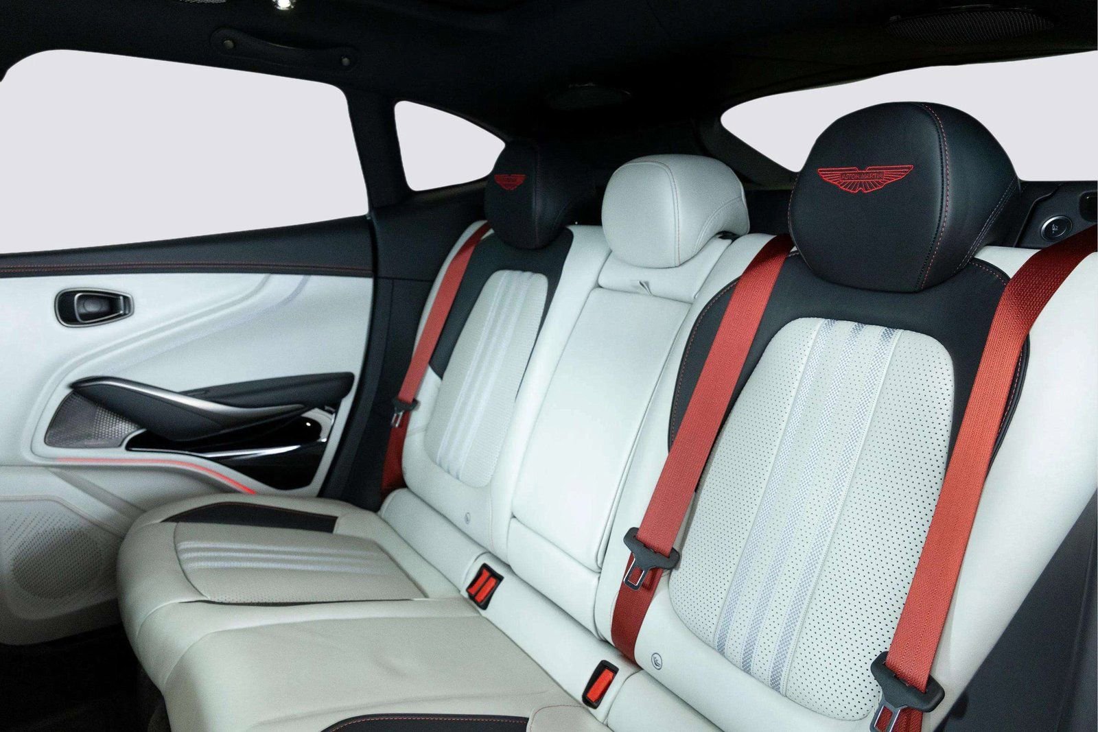 Used 2025 Aston Martin DBX 707 image 43