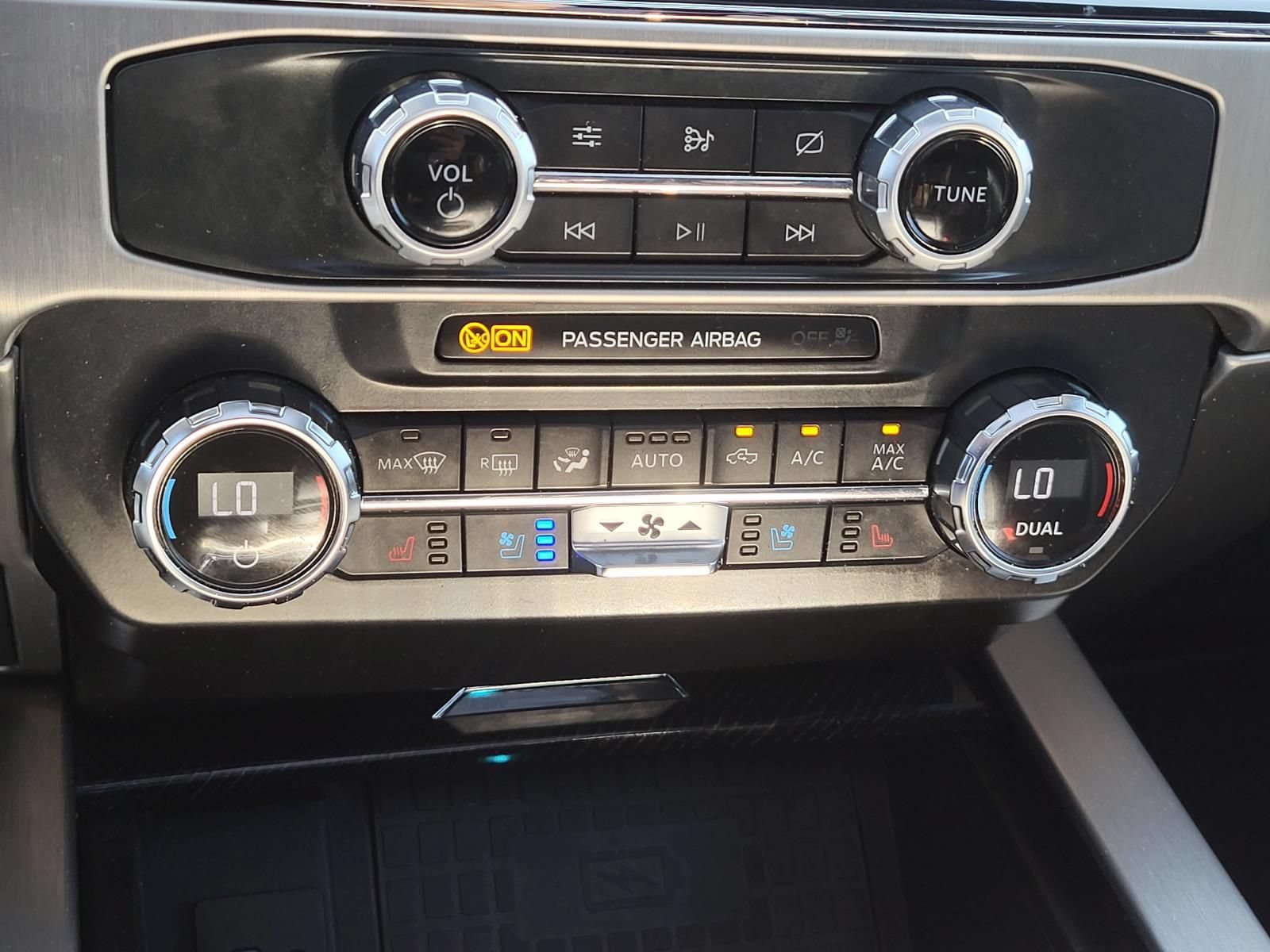 Used 2022 Ford F250 Platinum w/ FX4 Off-Road Package AWD/4WD image 25