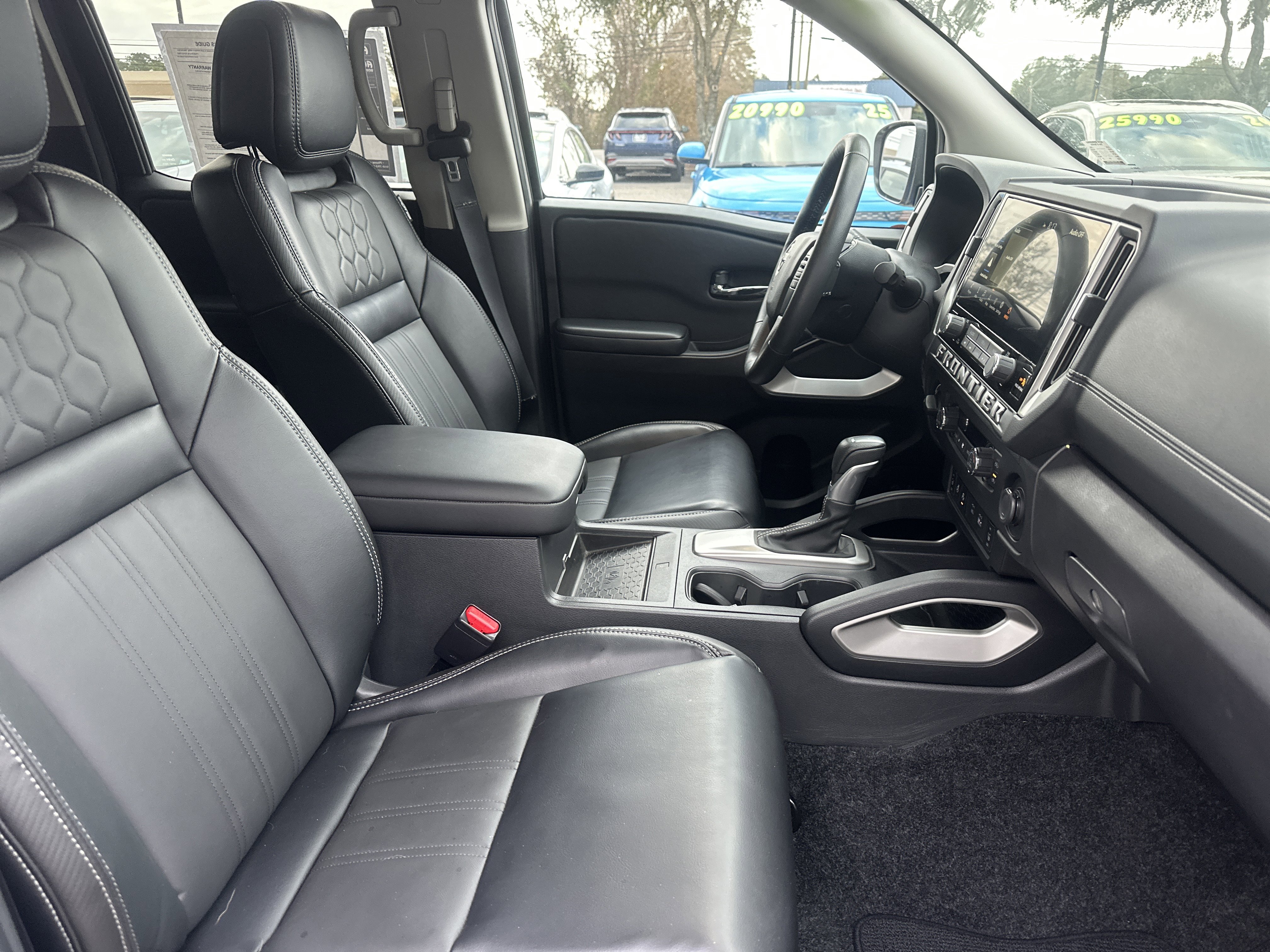 Used 2025 Nissan Frontier SL image 13