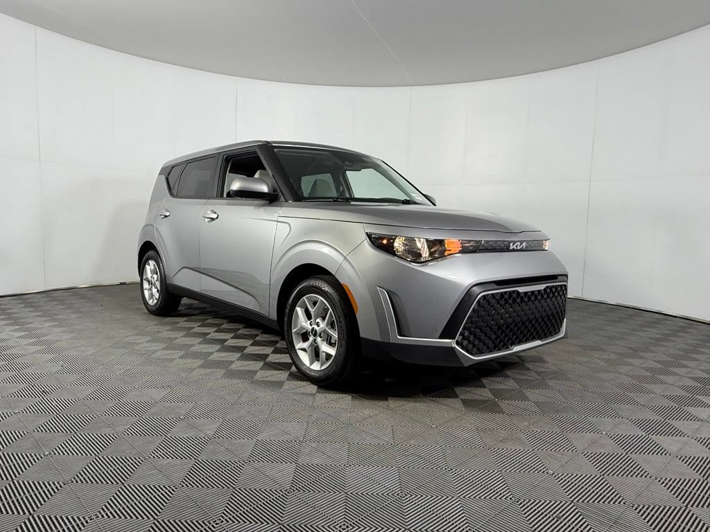 Used 2025 Kia Soul LX w/ LX Technology Package FWD image 3