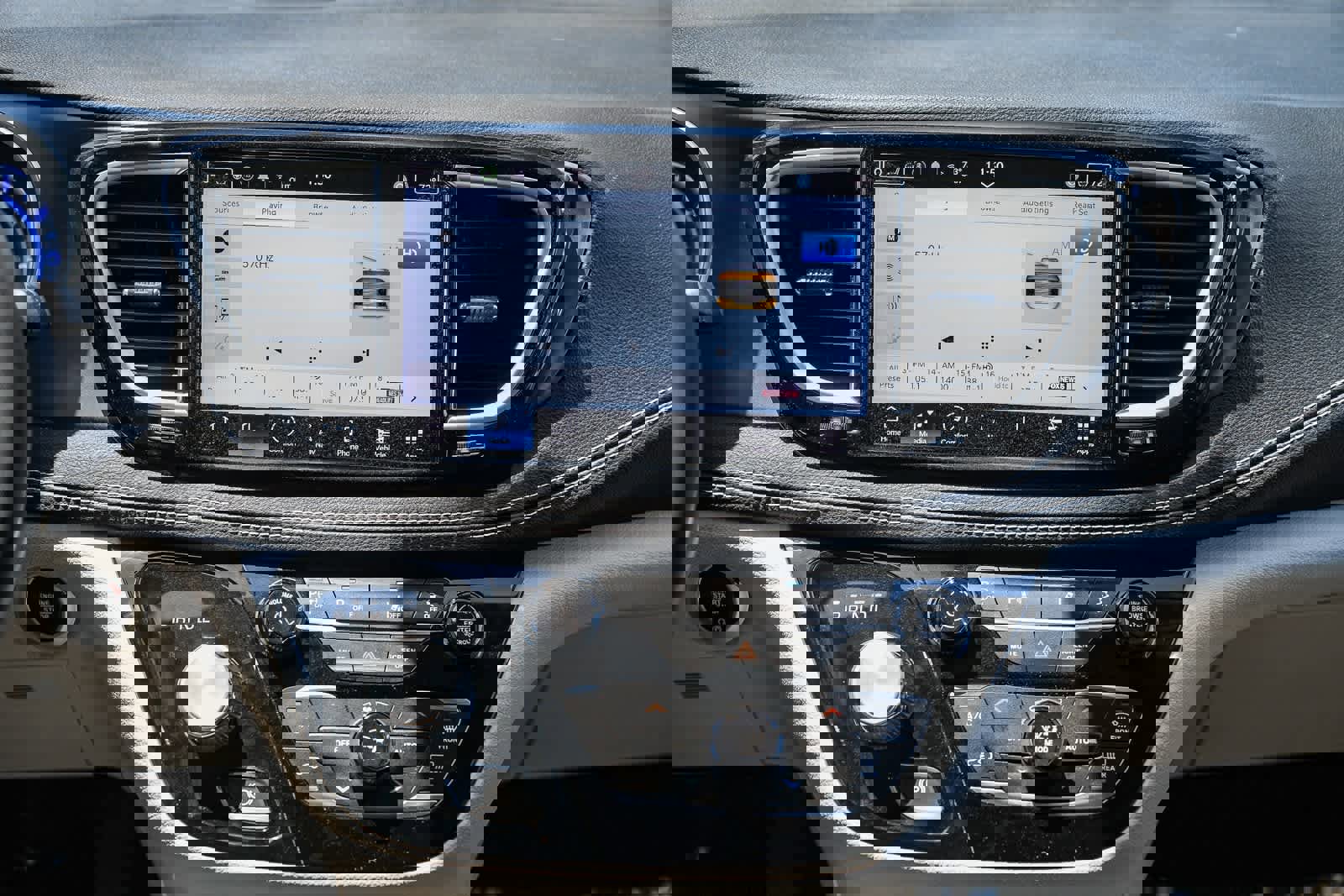 Used 2022 Chrysler Pacifica Touring-L w/ Uconnect Theater Family Group image 13