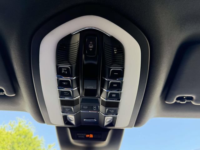 Certified 2024 Porsche Macan AWD/4WD image 32