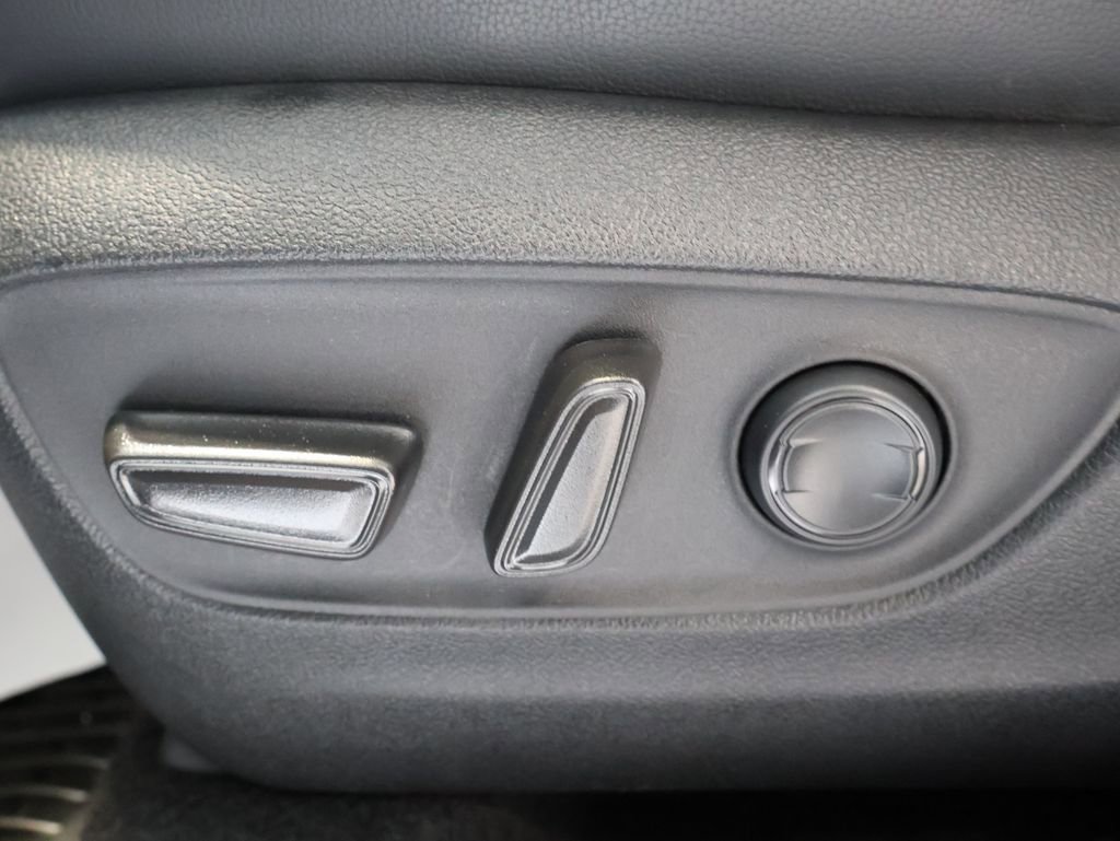 Used 2024 Toyota Highlander XLE AWD/4WD image 12