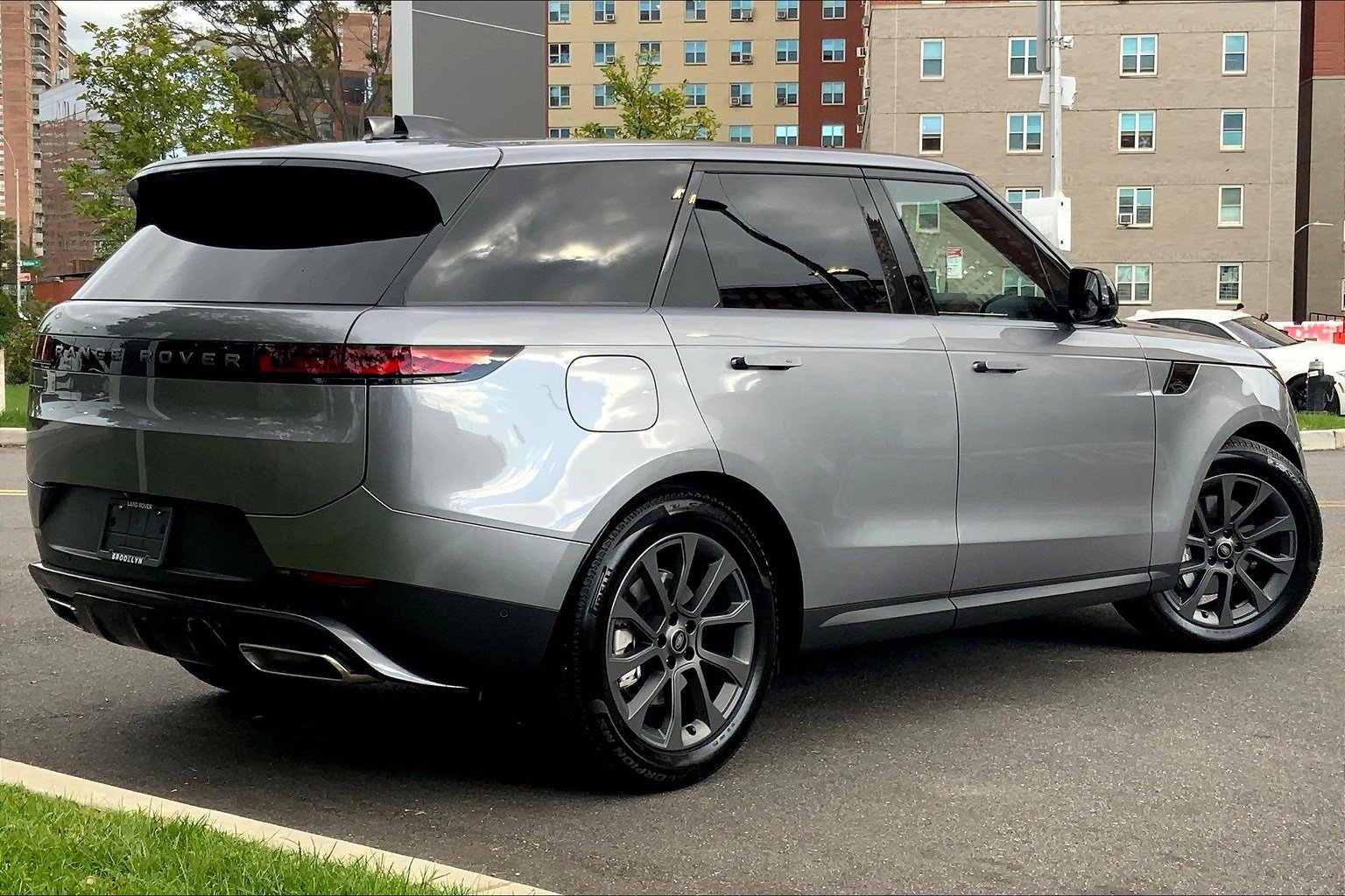 Used 2025 Land Rover Range Rover Sport image 12