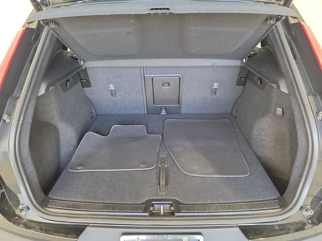 Used 2025 Volvo XC40 B5 Plus image 10