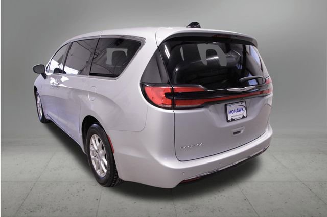 Used 2024 Chrysler Pacifica Touring-L image 3