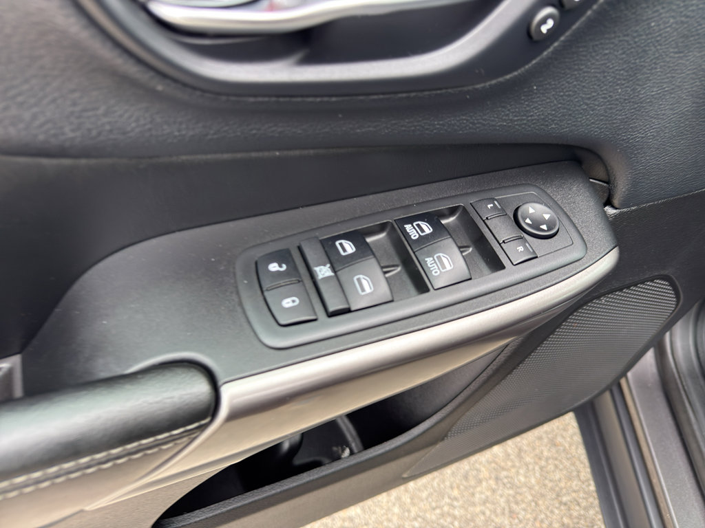Used 2019 Jeep Cherokee Limited w/ Luxury Group AWD/4WD image 12