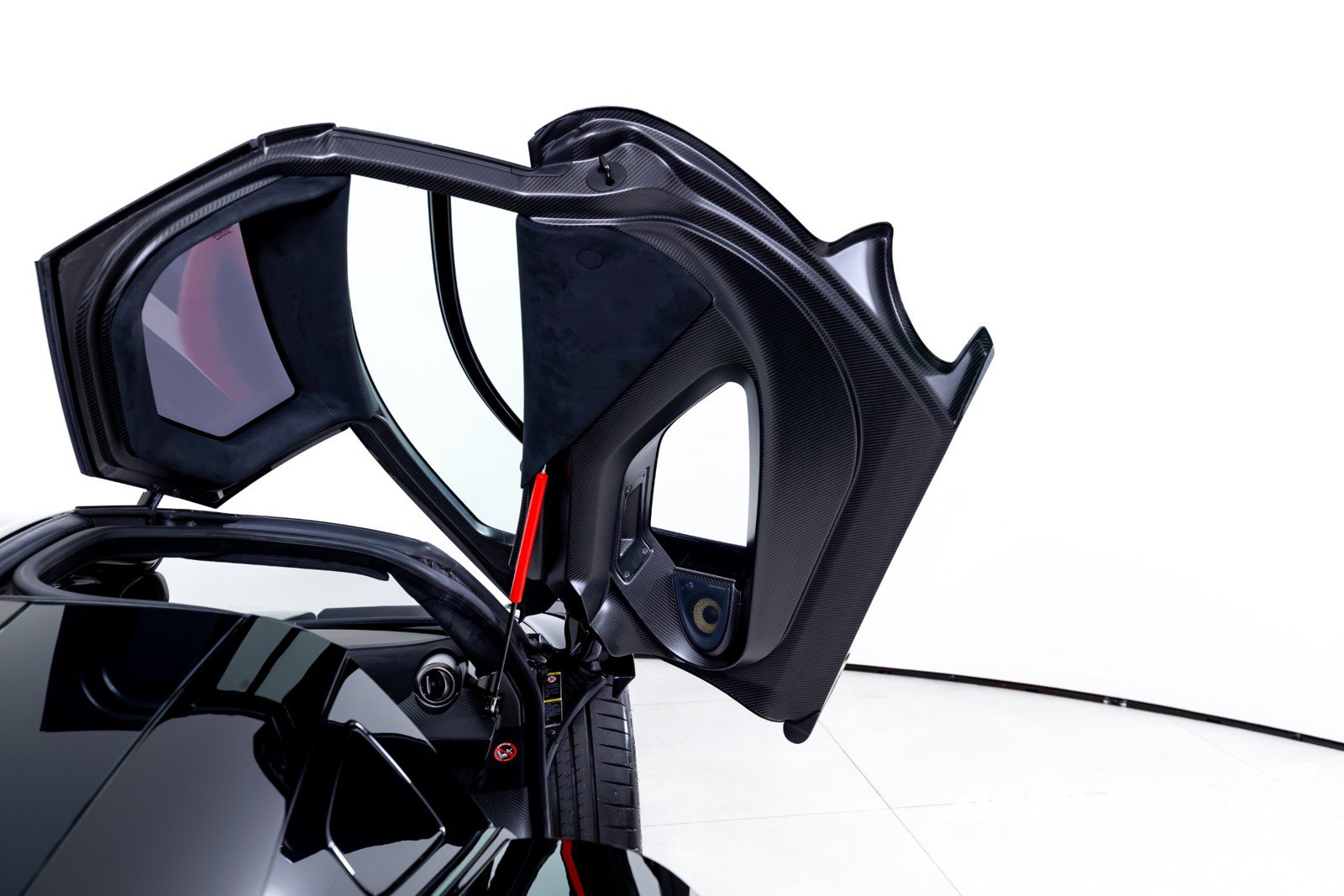 Used 2019 McLaren Senna RWD image 19