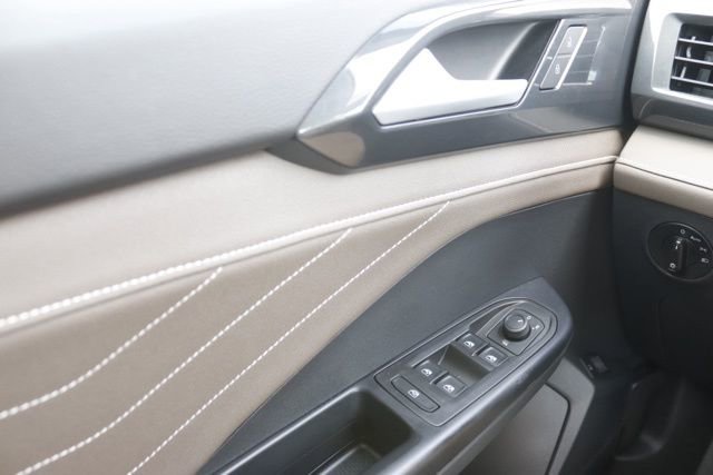 Used 2024 Volkswagen Taos SEL image 23