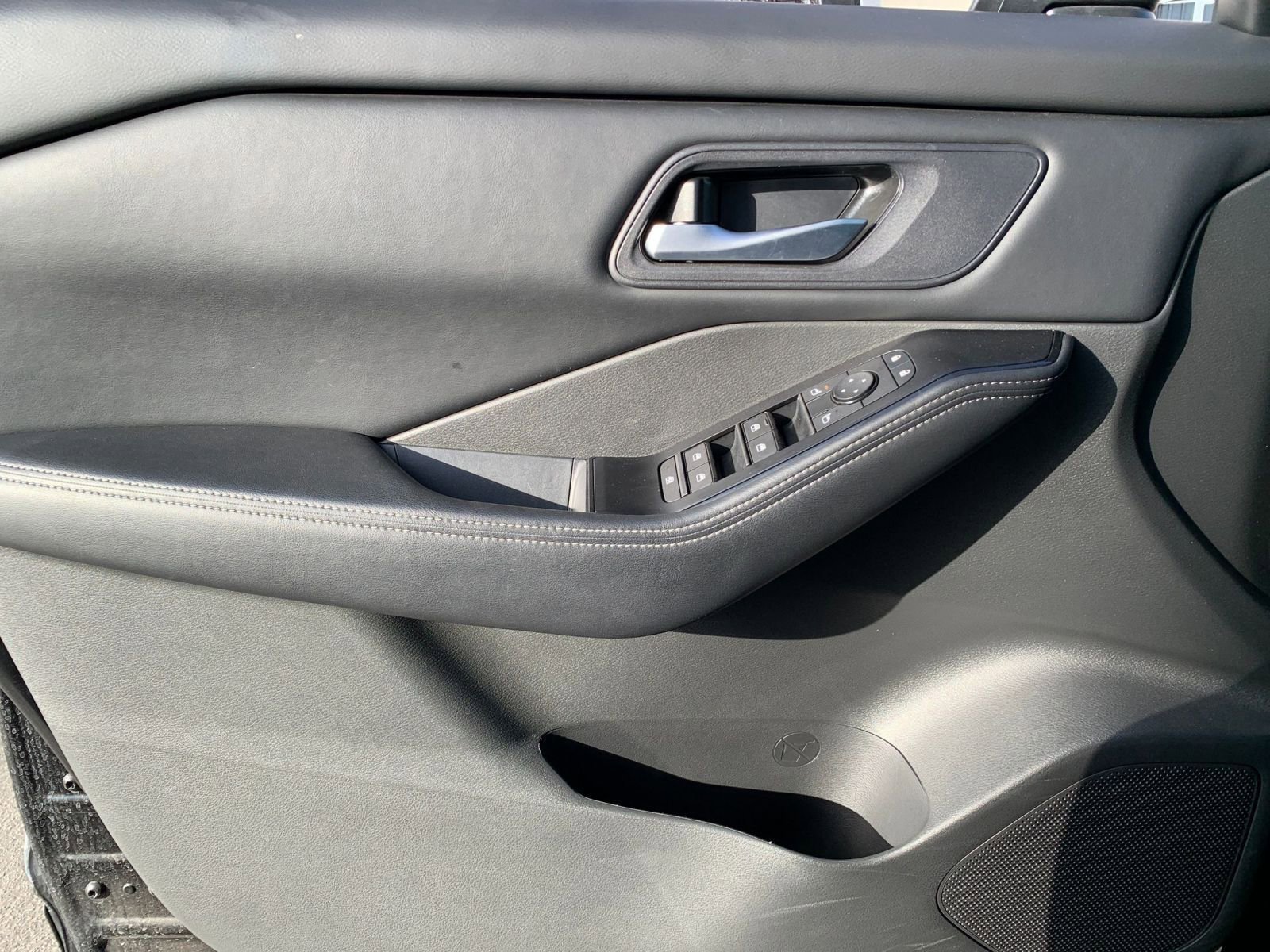 Used 2025 Nissan Rogue SV image 18