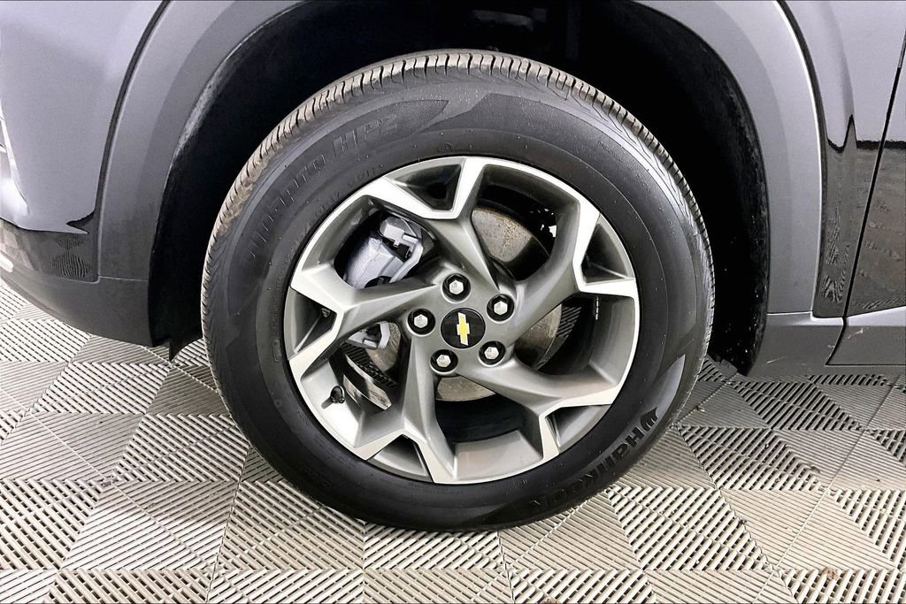 Used 2025 Chevrolet Trax LT w/ LT Convenience Package image 7