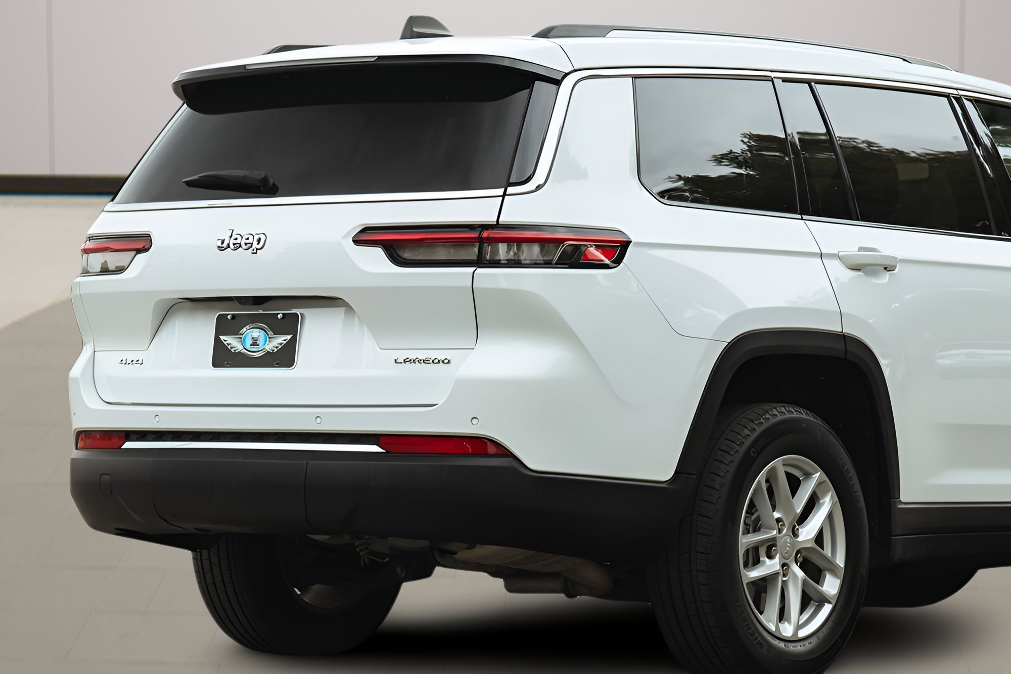 Used 2023 Jeep Grand Cherokee L Laredo AWD/4WD image 4