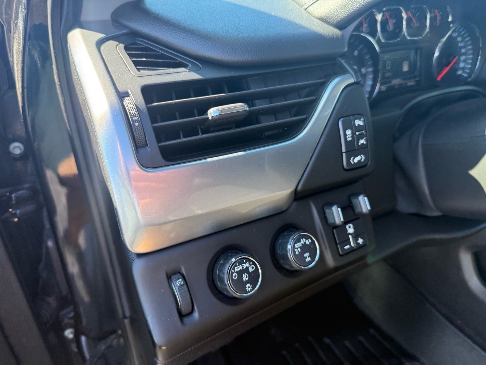 Used 2019 Chevrolet Tahoe Premier AWD/4WD image 22